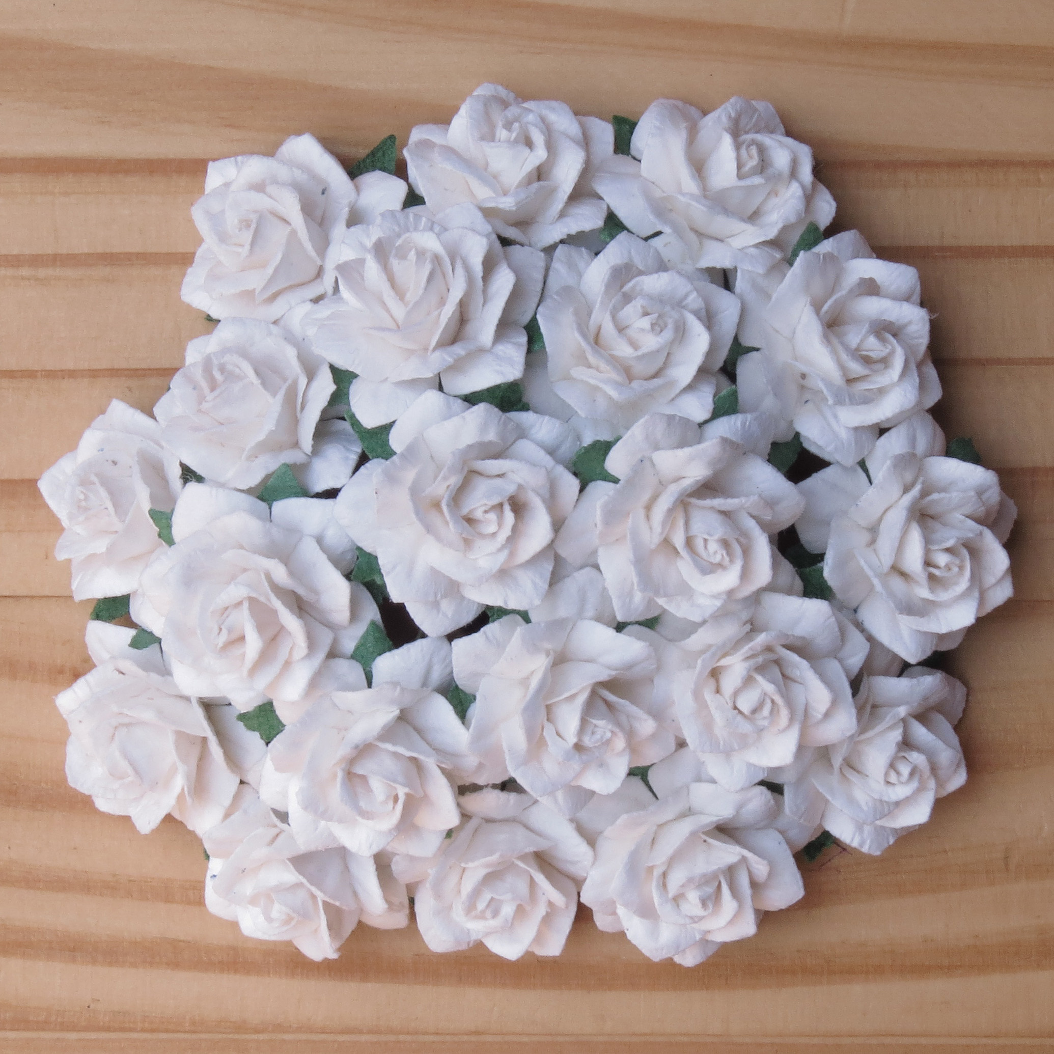 50 WHITE MULBERRY PAPER STAR ROSES 25mm